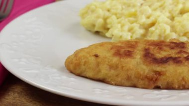 ekmek arası balık ve safranlı risotto, yakın plan, tabakta.
