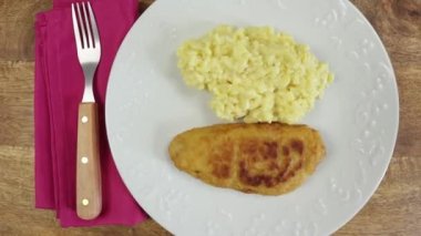 ekmek arası balık ve safranlı risotto, yakın plan, tabakta.
