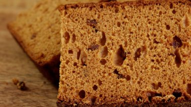 Dilimlenmiş zencefilli ekmek, yakın plan, masanın üstünde.