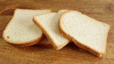 Beyaz ekmek dilimleri, yakın plan, masanın üstünde.