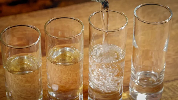 酒精倒入玻璃杯 龙舌兰酒 伏特加 — 图库照片