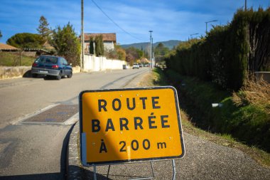 Caddenin girişindeki bir tabelada 