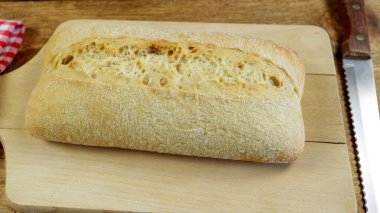 Ciabatta ekmeği, yakın plan, kesim tahtasında.