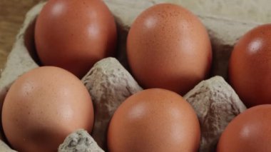 Yumurta kutusu, masaya yakın çekim.