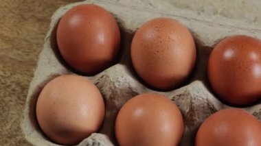 Yumurta kutusu, masaya yakın çekim.