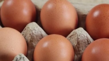 Yumurta kutusu, masaya yakın çekim.