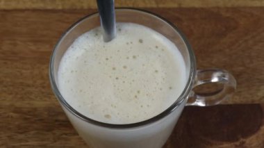 Kaşık ile karıştırılmış sütlü kahve.