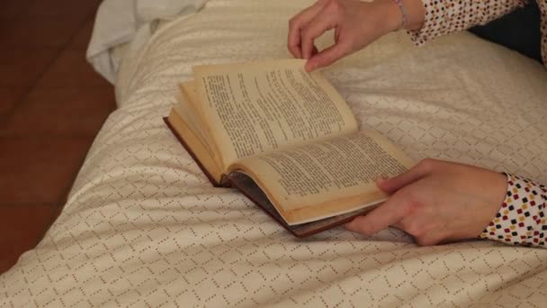本を読んでベッドに横になって — ストック動画