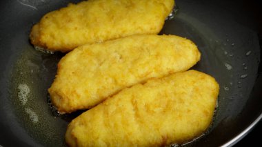 Kızartma tavasında, yakın plan birkaç balık.