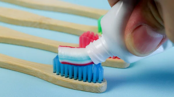 Perto Uma Mão Pondo Pasta Dentes Untada Uma Escova Dentes — Fotografia de Stock