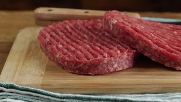 Primer Plano Hamburguesas Carne Cruda Tablero Madera — Vídeos de Stock