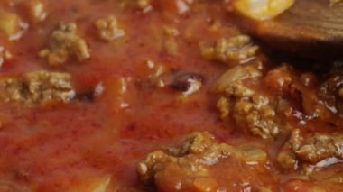 Etli bolonez sosu pişiriyorum.