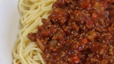 Bir tabak spagetti bolonez, yakın plan.