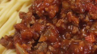 Bir tabak spagetti bolonez, yakın plan.