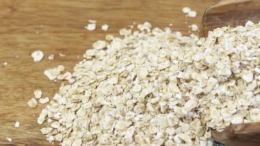 Yuvarlak yulaf, yakın plan, tahta kaşıkta.