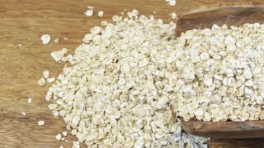 Yuvarlak yulaf, yakın plan, tahta kaşıkta.