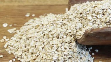 Yuvarlak yulaf, yakın plan, tahta kaşıkta.