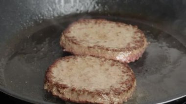 Biftek köftesi, yakın plan, tavada.