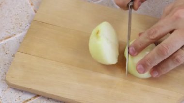 Kesme tahtasının üzerinde soğan parçalara ayrıldı.