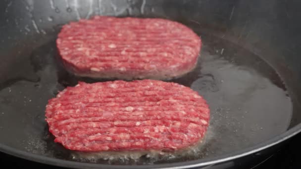 Kochen Von Rindfleisch Burgern Aus Nächster Nähe Einer Pfanne — Stockvideo