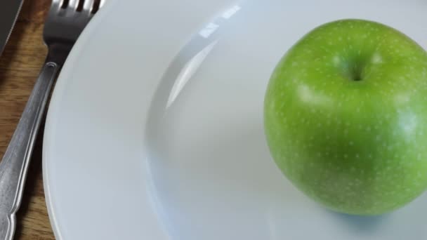Zbliżenie Zielonego Jabłka Talerzu — Wideo stockowe