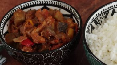 pirinç yemeği ve ratatouille yemeği. Yakın çekim.