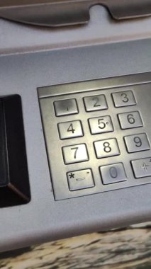 bir banknot makinesinin klavyesini kapat