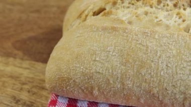 Ciabatta ekmeği, yakın plan, kesim tahtasında.