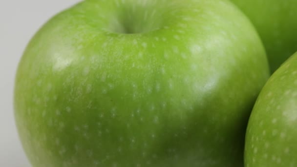 Nahaufnahme Eines Grünen Apfels Auf Einem Teller — Stockvideo