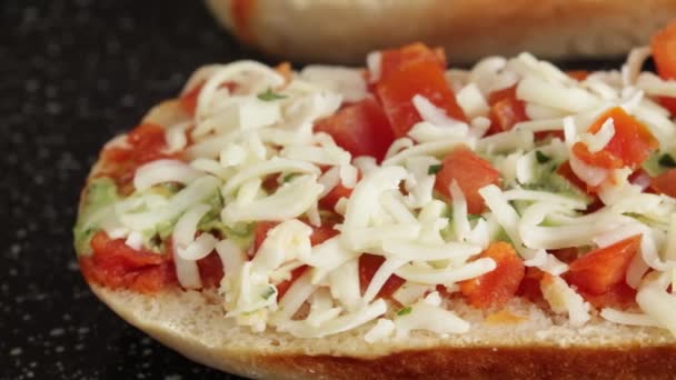 Pizza Ekmeği Yakın Plan Masanın Üstünde — Stok video
