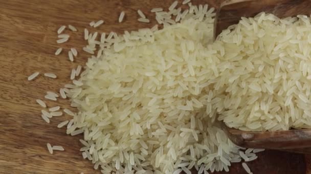 Tahta Masada Bir Kaşık Çiğ Pirinç — Stok video