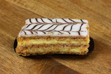 Tabaktaki milföy kekinin yakın plan görüntüsü