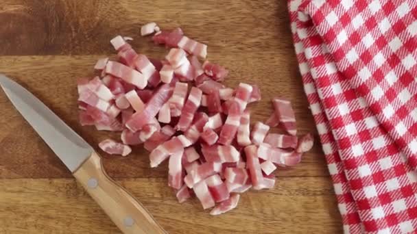 Rohe Schweinefleischlarven Haufen Auf Holztisch — Stockvideo