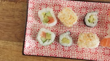 plat de sushi et maki, en gros plan, sur une table