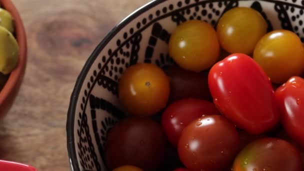 Plato Tomates Cherry Muchos Colores Primer Plano — Vídeos de Stock