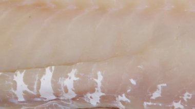 Çiğ jülyen fileto, yakın plan, kesim tahtasında.