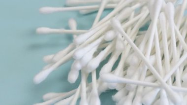 Pamuklu çubuklar, yakın plan, mavi arka plan.