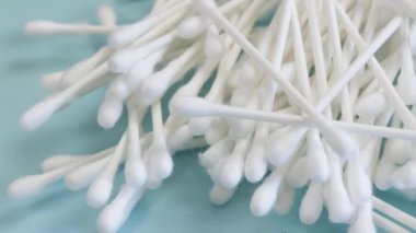 Pamuklu çubuklar, yakın plan, mavi arka plan.