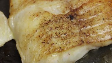 Kızartma tavasında tereyağında pişirilmiş jülyen fileto