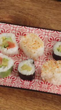 plat de sushi et maki, en gros plan, sur une table