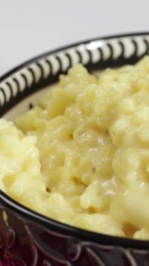 safran risotto yakın plan bir tabakta.