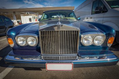 A31 Otoyolu, Bourgogne Franche-Comte, Fransa - 16 Şubat 2023 - Otoyol havasında park edilmiş Rolls-Royce Corniche 2 marka arabanın ön görüntüsü