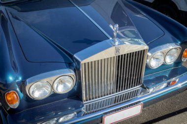 A31 Otoyolu, Bourgogne Franche-Comte, Fransa - 16 Şubat 2023 - Otoyol havasında park edilmiş Rolls-Royce Corniche 2 marka arabanın ön görüntüsü