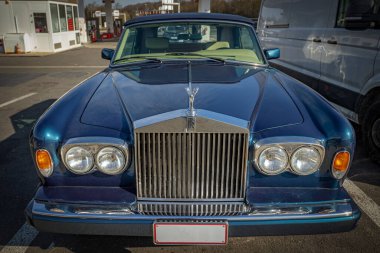 A31 Otoyolu, Bourgogne Franche-Comte, Fransa - 16 Şubat 2023 - Otoyol havasında park edilmiş Rolls-Royce Corniche 2 marka arabanın ön görüntüsü