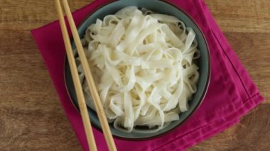 Çin eriştesi tabağı. Kapatın.