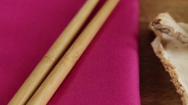 Bir yığın kurutulmuş shiitake mantarı, yakın plan, bir masanın üzerinde.