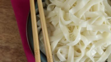 Çin eriştesi tabağı. Kapatın.