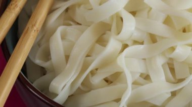 Çin eriştesi tabağı. Kapatın.