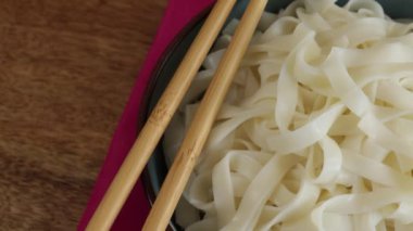 Çin eriştesi tabağı. Kapatın.