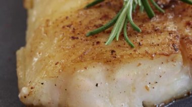 Julyen fileto tereyağında pişirilmiş.